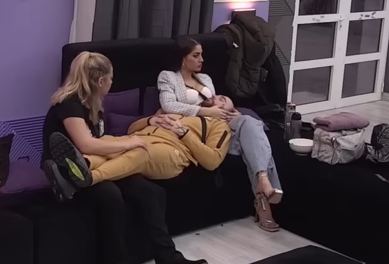 ZASIGURNA TROJKA! Zvezdanu glava u Anđelinom krilu, Valentina mu zavodljivo masira stopala! (VIDEO)