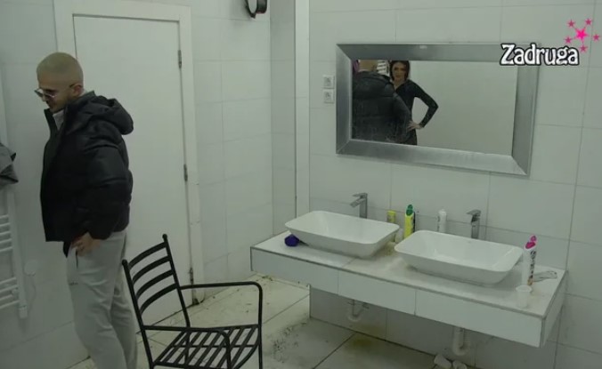 SIJEVAJU VARNICE! Bilal i Anita se ponovo zaglavili u toaletu! (VIDEO)