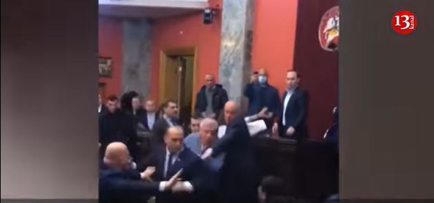 BURNO U GRUZIJSKOM PARLAMENTU: Poslanici se potukli za vrijeme rasprave o spornom zakonu (VIDEO)