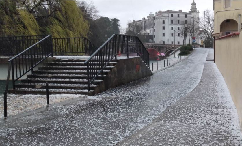 Nevrijeme u Hrvatskoj: Led zabijelio ulice nekoliko gradova (FOTO)