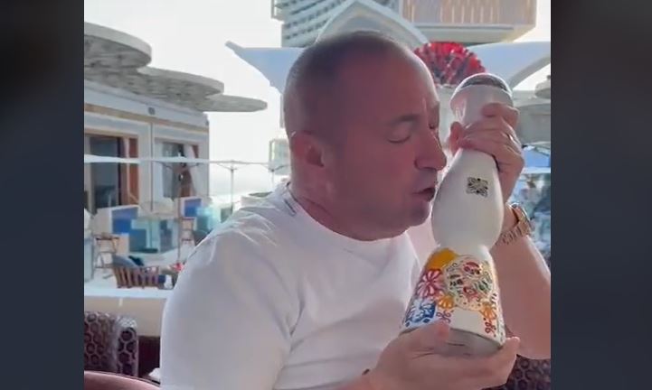 "NEKADA SMO JELI PAŠTETE..." Đani ljubi flašu skupe tekile, tepa joj i izjavljuje ljubav (VIDEO)
