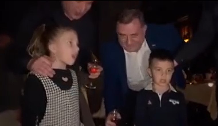 U PORODICI DODIK SVI VESELJACI Pogledajte kako su najmlađi članovi uveličali dedi Miloradu proslavu rođendana (VIDEO)