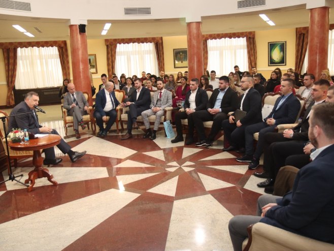 Dodik sa studentima sa Kosova i Metohije (FOTO)