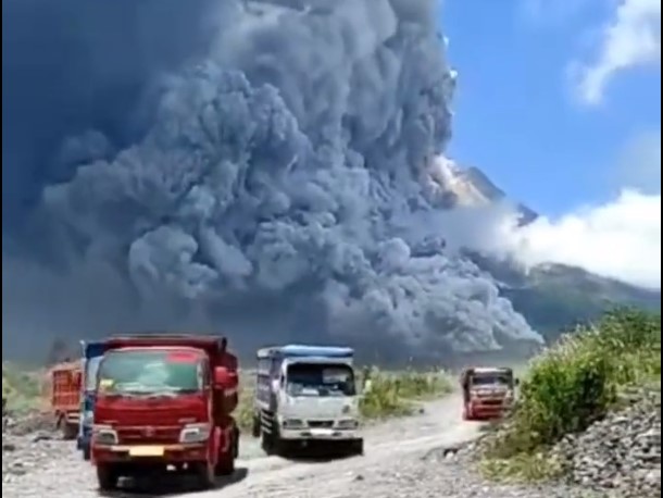 APOKALIPTIČAN PRIZOR ERUPCIJE VULKANA Sela pod pepelom, lava teče kilometrima (VIDEO)