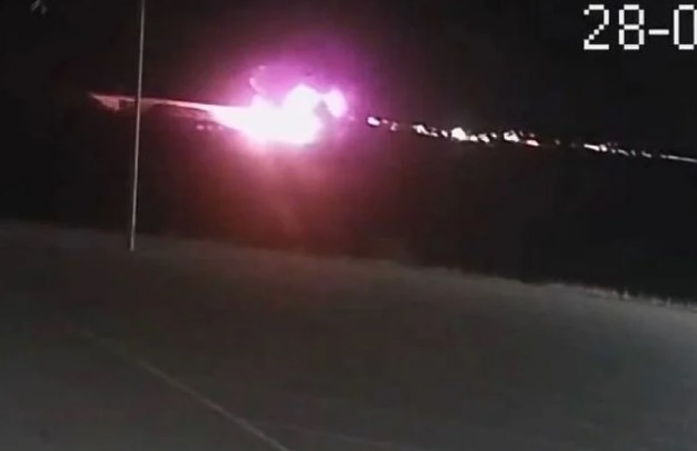 ZASTRAŠUJUĆE! Pogledajte snimak stravičnog trenutka sudara vozova u Grčkoj: Crvena svjetlost, buktinja, a onda EKSPLOZIJA! (VIDEO)