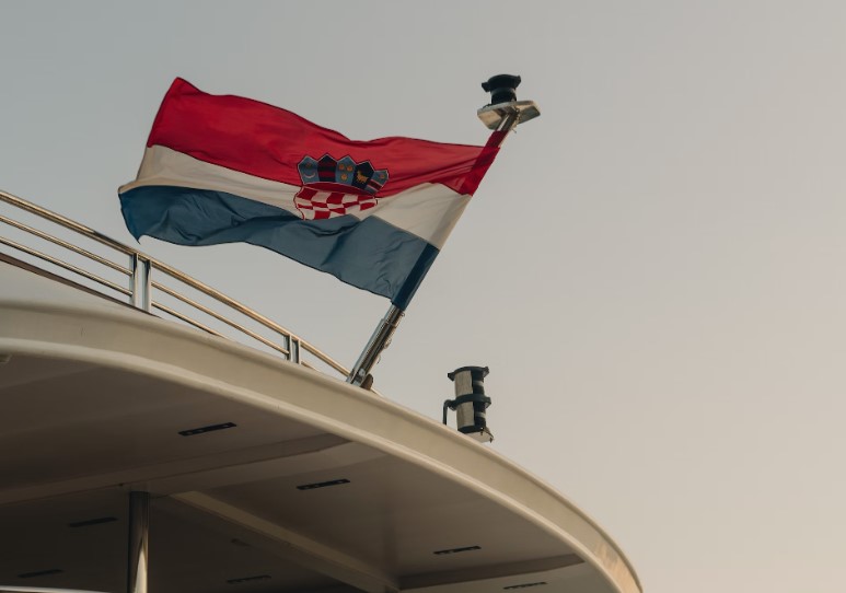 VEČERA SA UKUSOM USTAŠTVA Hrvatski restoran u Berlinu „ukrašen“ šahovnicom sa prvim bijelim poljem: Da li znate šta to znači?