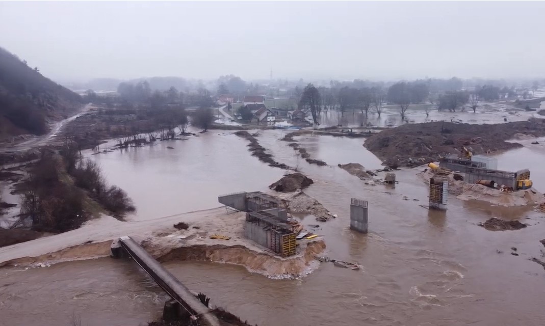NOVA NEPOGODA U FBIH Lašva se izlila, poplavila kuće i probila nasip gradilišta brze ceste (VIDEO)