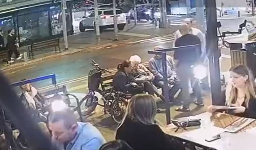 (UZNEMIRUJUĆI VIDEO) DRAMA U IZRAELU: Ranjene tri osobe, sumnja se da je riječ o terorističkom napadu