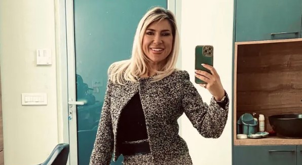 (VIDEO) VODITELJKA ZAPJEVALA NA SVADBI Pjevačica udarila na Jovanu Jeremić nakon što je "otela mikrofon" i uzela 1.000 evra bakšiša