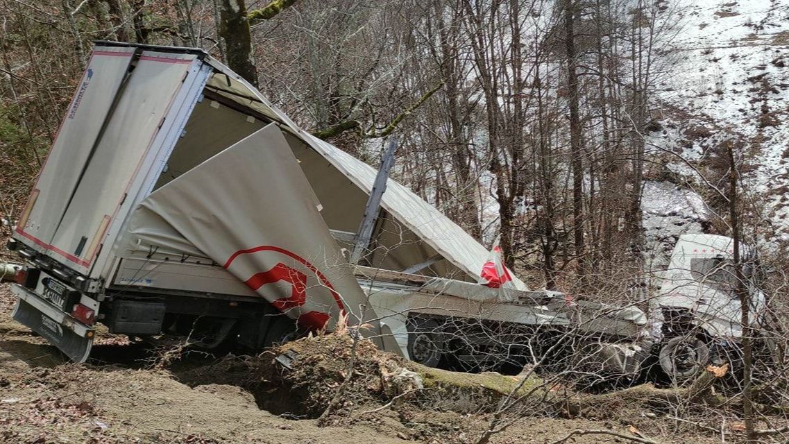 JEZIVO! Kamion se survao niz padinu kod Olova (FOTO)