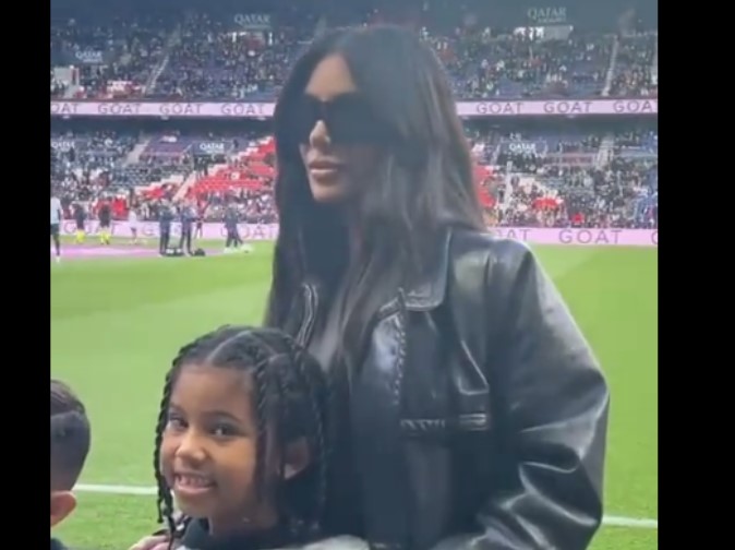 POJAVILA SE SA SINOM Ren nadigrao PSŽ usred Pariza, a cijeli stadion gledao Kim Kardašijan u loži (FOTO/VIDEO)