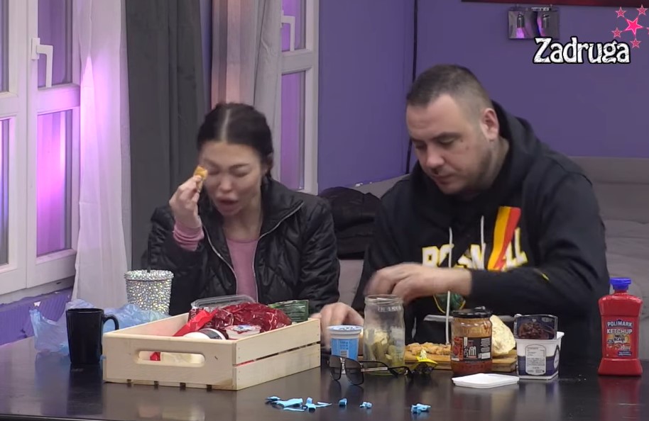 UVUKLA MU SE POD KOŽU! Car napravio gozbu i Maji posvetio svu pažnju, ona se umalo udavila! (VIDEO)