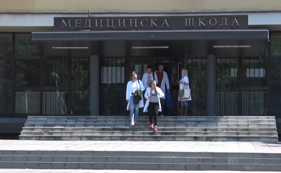 SKANDAL U MEDICINSKOJ ŠKOLI NA ZVEZDARI Profesor davio đaka i gurnuo tri djevojčice