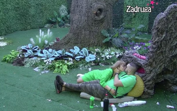 SVE PUCA OD LJUBAVI! Miksi i Zola obaraju sve rekorde, palo tačno 100 poljubaca! (VIDEO)
