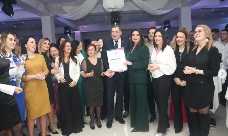 DODIK NE SKIDA OSMIJEH SA LICA Oko njega mnogo lijepih žena, Sanja Vulić posebno blista