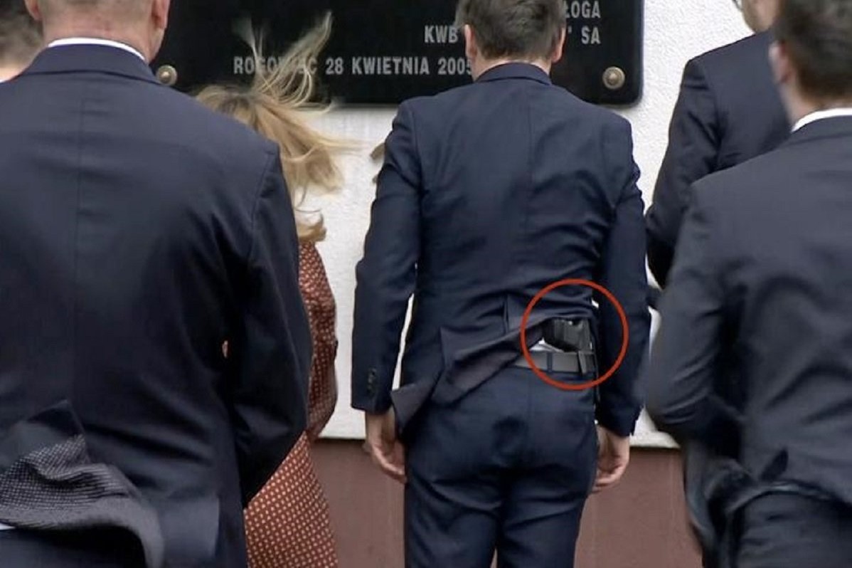 MINISTAR PRAVDE SA PIŠTOLJOM ZA PASOM Vjetar mu zadigao sako dok je polagao vijence (VIDEO)