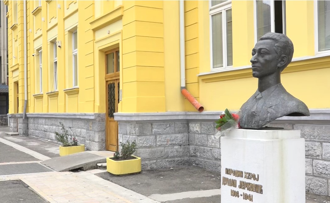NATJERALI GA DA SKINE PANTALONE, PA GA LJUBILI PO GRUDIMA Dva osmaka u Užicu se*sualno uznemiravala školskog druga