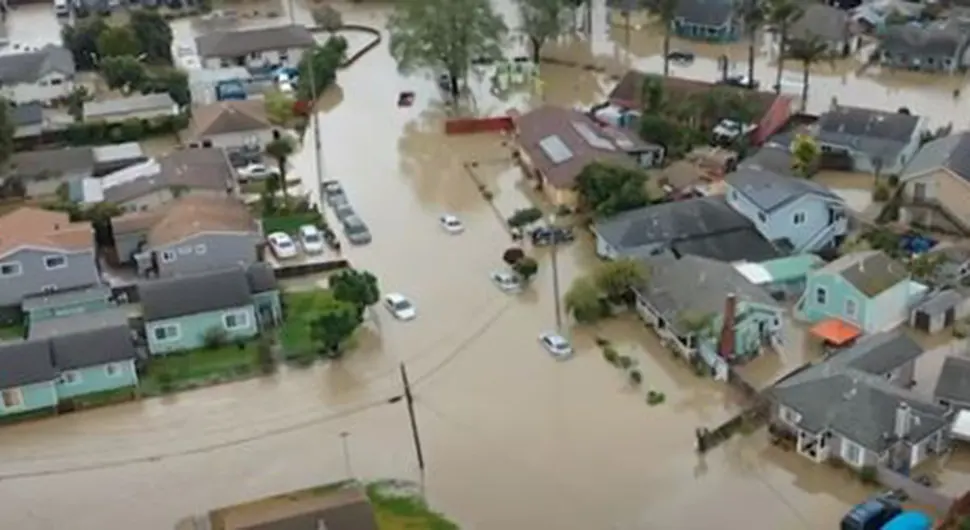 SJEVERNI DIO PARALIZOVAN U Kaliforniji zbog poplava evakuacija više od 8.500 ljudi (VIDEO)