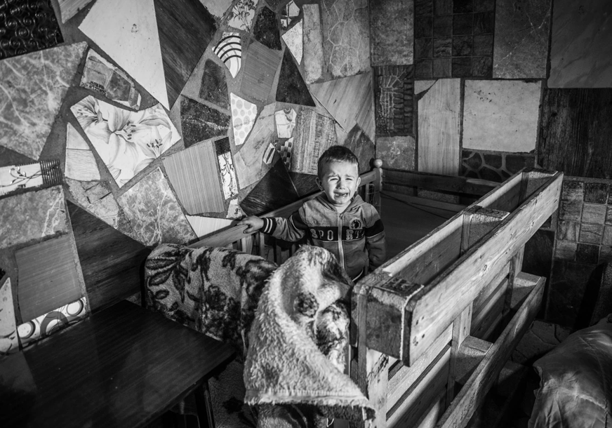 "CIJELI ŽIVOT SAM SIROTINJA, NIDŽI SE RASPAO KREVET PA SAM MORAO DA STAVIM PALETU" Ivica sa ženom i 4 djece živi u nehumanim uslovima (FOTO)