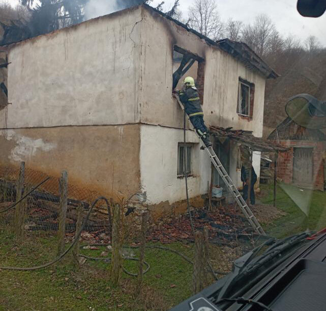 POŽAR PRIJETIO DA ZAHVATI I POMOĆNE OBJEKTE: U selu pored Milića izgorjela porodična kuća