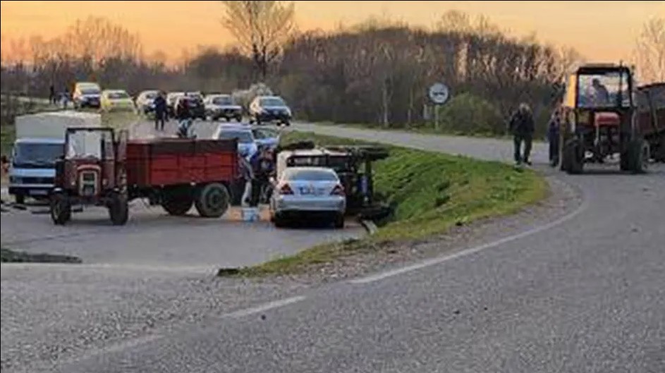 NESVAKIDAŠNJA NEZGODA Traktor se prevrnuo i pao na auto