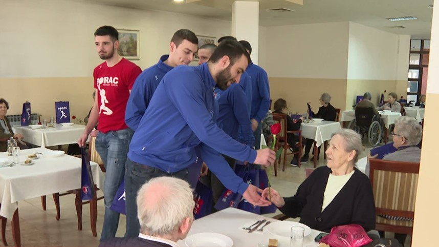 DŽENTLMENSKI POTEZ MOMAKA IZ BORCA Ruže i pokloni za najstarije Banjalučanke