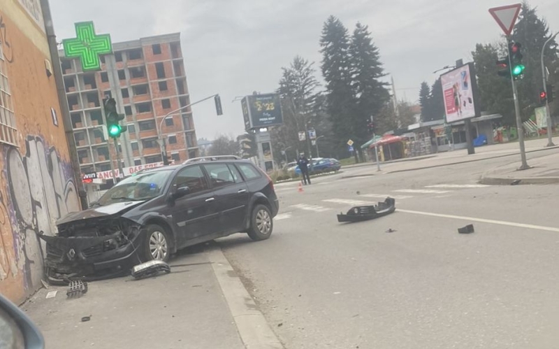 SUDAR U CENTRU DOBOJA Povrijeđena jedna osoba, "reno" se zabio u zid (FOTO)