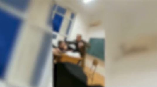 (UZNEMIRUJUĆI VIDEO) U SMEDEREVSKOJ ŠKOLI DOŠLO DO FIZIČKOG OBRAČUNA Profesor oteo telefon učeniku pa nastao haos, letjela i stolica
