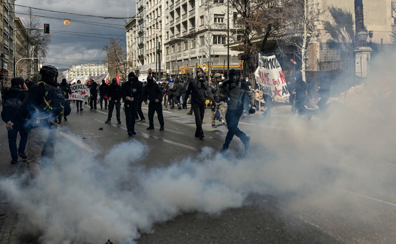 ŠTRAJK ĆE SE NASTAVITI I NAREDNA TRI DANA Na protestu u Atini 10.000 ljudi, sukobi sa policijom (FOTO)