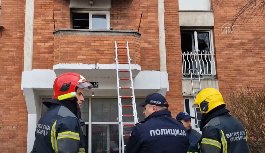 SLOMILA SE NA PARAMPARČAD! Majka mališana nastradalih u požaru u Novom Pazaru prevezena na psihijatriju