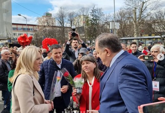 Dodik, Cvijanovićeva i Đajić dijelili cvijeće na trgu u Banjaluci (FOTO)