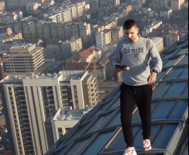 SNIMAK OD KOJEG ĆE VAM SE NAJEŽITI KOŽA Marko (23) se popeo na najvišu zgradu Srbije, pa sjeo na samu ivicu građevine (VIDEO)