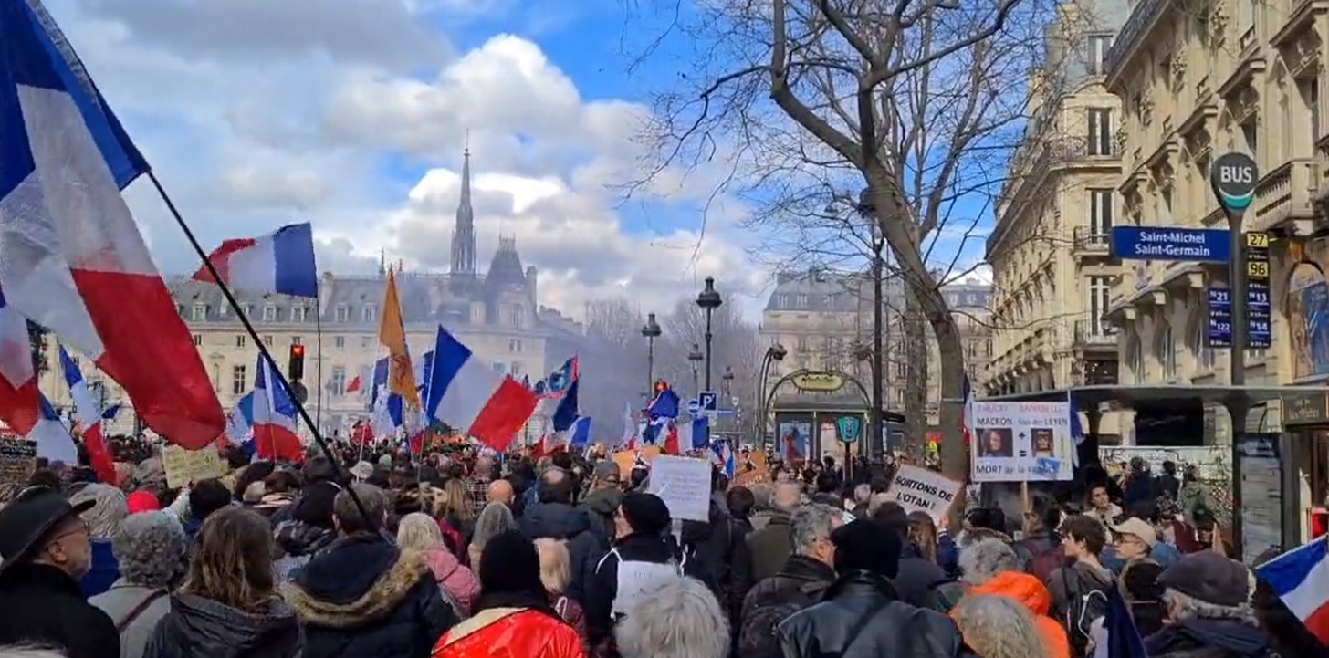 FRANCUZI NA NOGAMA Protest u Parizu protiv isporuke oružja Ukrajini: Traže izlazak iz NATO-a