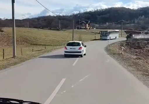 KADA GLEDATE SMRTI U OČI Za dlaku izbjegnut sudar: Pijan krivudao cestom, drugi vozač ga upozoravao (VIDEO)