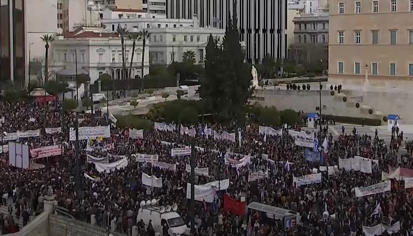 GRCI NA ULICAMA Hiljade demonstranata u Atini zbog teške željezničke nesreće (VIDEO)
