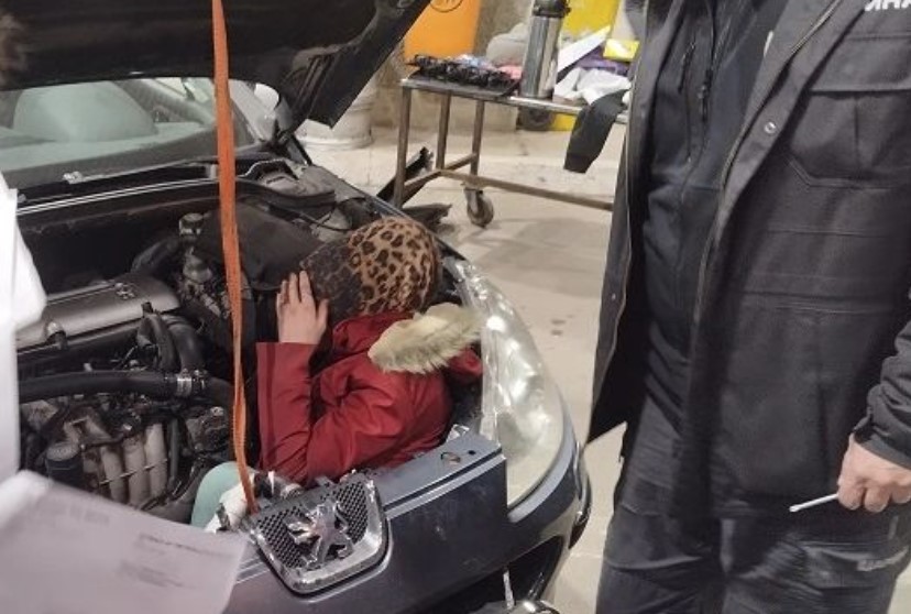 NEVJEROVATNA SCENA NA GRANIČNOM PRELAZU GRADINA Vozač sakrio ženu u haubi automobila