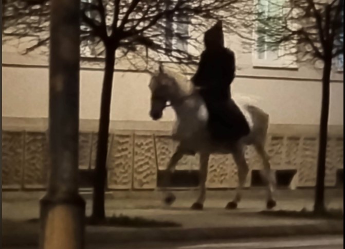 NESVAKIDAŠNJA SCENA U CENTRU GRADA Konjanik privukao pažnju Banjalučana, svi u čudu: Apokalipsa ili...? (FOTO/VIDEO)