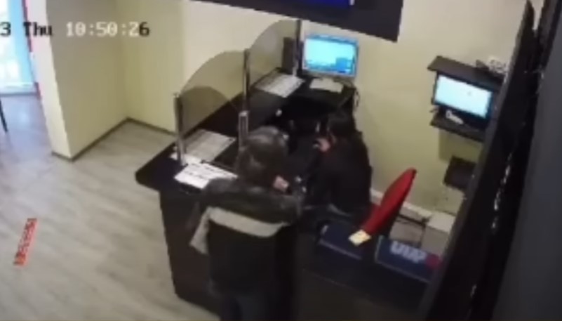 "LJUBAZNI" LOPOV OTUĐIO 2.700 KM, PA SE ZAHVALIO Objavljen snimak pljačke kladionice u Prijedoru (VIDEO)