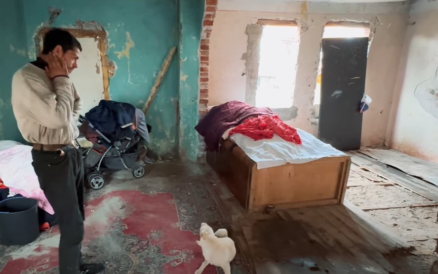 "NEMAMO NI STRUJE, NI VODE" Porodica Salić na rubu egzistencije - sa 6 djece spavaju u jednom krevetu (VIDEO)