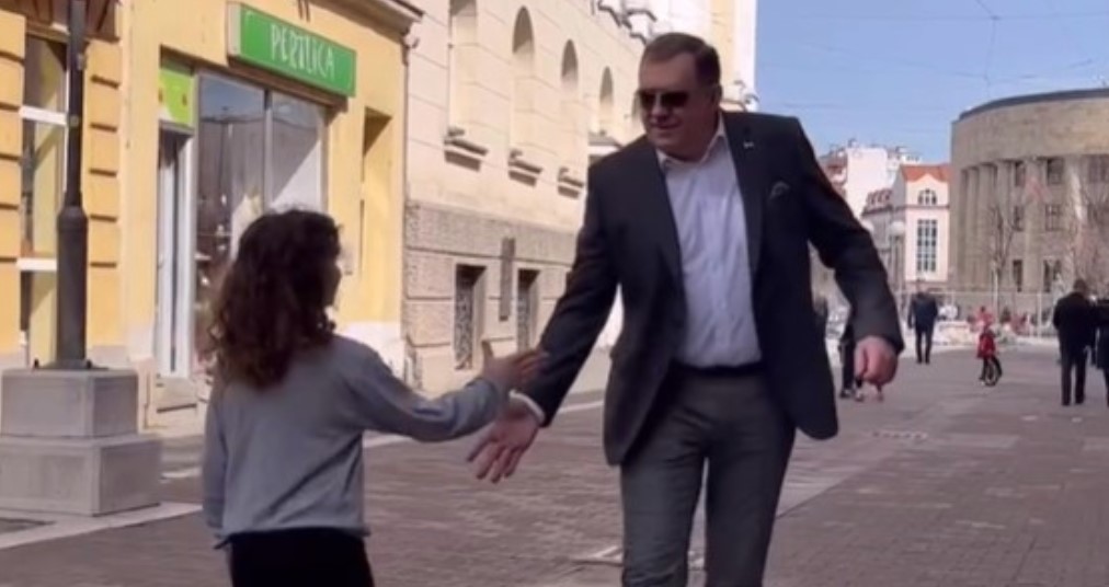 PREDSJEDNIK UŽIVA U SUNČANOJ NEDJELJI Dodik iskoristio sunčano vrijeme za šetnju Banjalukom (VIDEO)