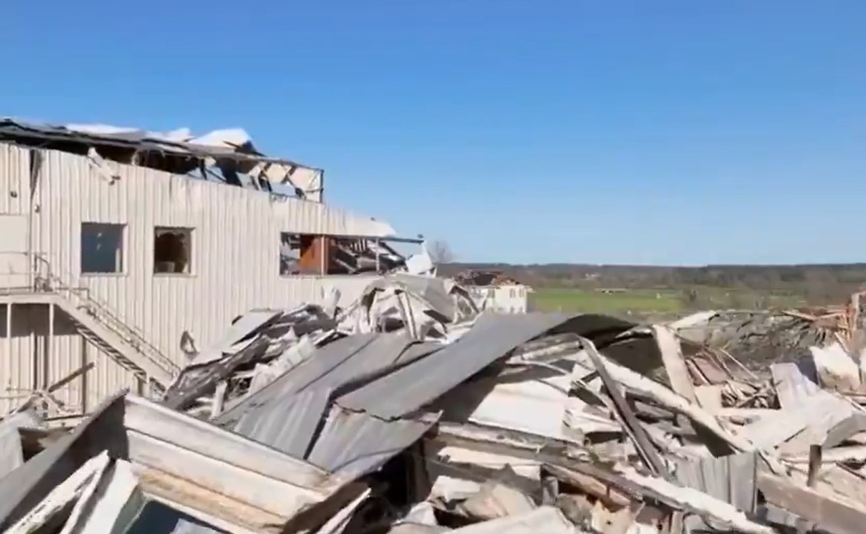 TORNADO RAZORIO JUG AMERIKE Bajden proglasio vanredno stanje (VIDEO)
