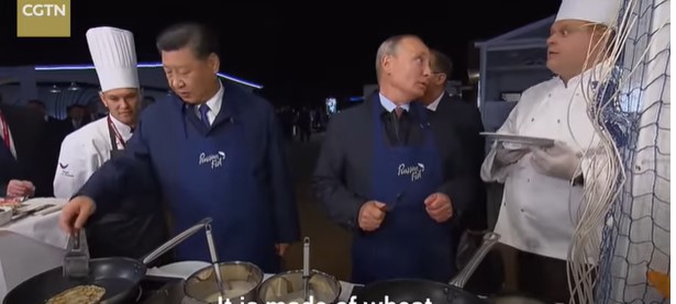 PUTIN I SI PRAVILI PALAČINKE Nakon što su se počastili, lideri ih zalili votkom (VIDEO)