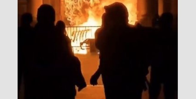 PROTESTI U FRANCUSKOJ IZMAKLI KONTROLI Zapaljena zgrada gradske skupštine u Bordou (VIDEO)