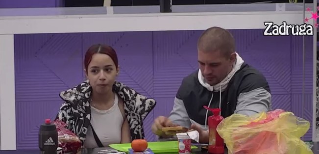 OČARALA GA GLASOM! Palčica pokazala Petrućiju svoje mužičko umijeće, pa mu zapjevala na uvo dok je ručao! (VIDEO)