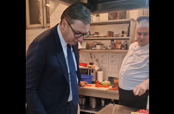 VUČIĆ U KUHINJI Predsjednik Srbije "nadgledao" kako teče priprema svečane večere: Poslije se pitam što sam debeo... (VIDEO)
