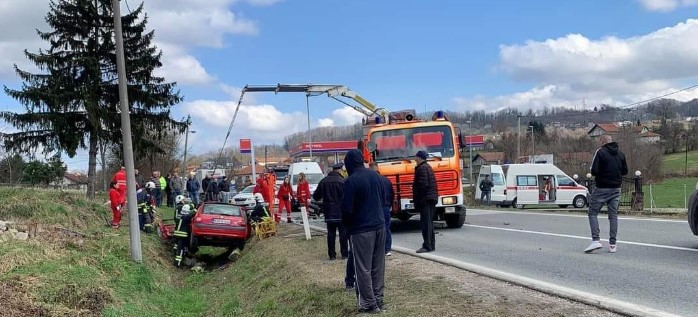 SAOBRAĆAJKA KOD TUZLE Tri osobe povrijeđene, vatrogasci izvlačili ljude iz auta (FOTO)