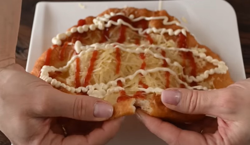 ORIGINALAN RECEPT ZA MAĐARSKI LONGOŠ Pecivo od kojeg ide voda na usta, tajna je u prelivu