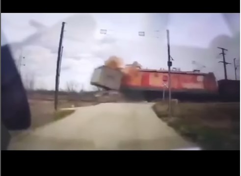 (UZNEMIRUJUĆI VIDEO) Momenat stravičnog sudara voza i kamiona u Jagodini: Od siline udara vagoni ispali iz šina