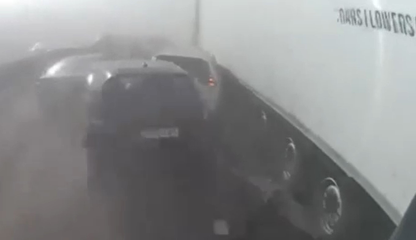 ULETJELI U OBLAK PIJESKA, A ONDA NASTAO HAOS Pojavio se šokantan snimak lančanog sudara u Mađarskoj (VIDEO)