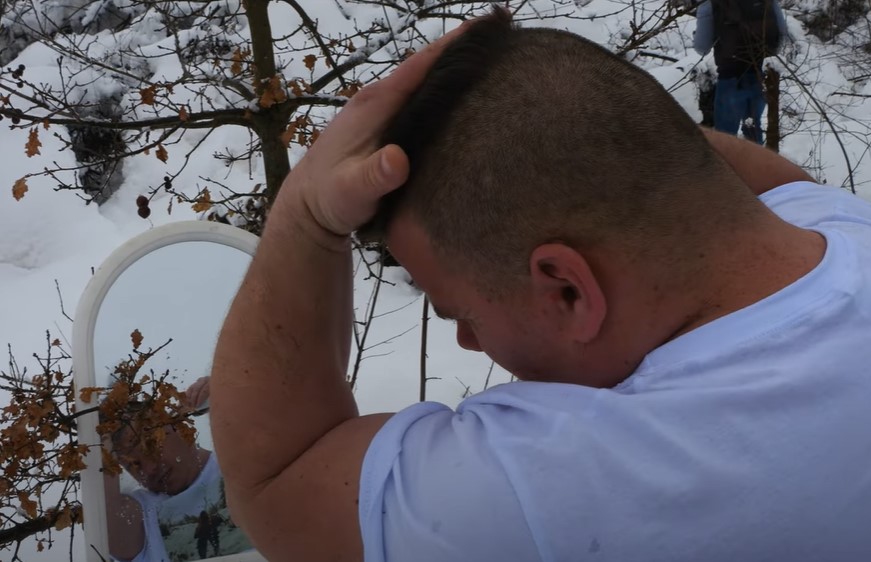 OVOM BOSANCU NIŠTA NE MOŽE NI SNIJEG DO KOLJENA Hamdija Ramulj iz Viteza se brije i šiša u šumi (VIDEO)